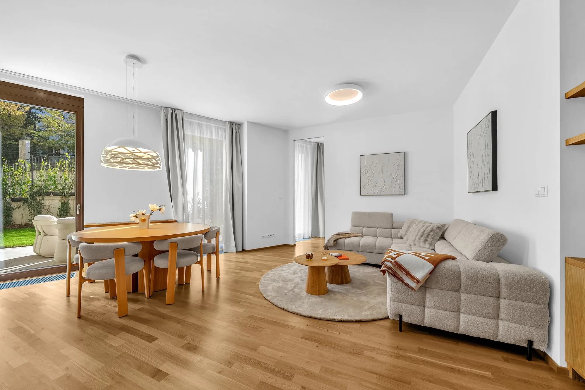 Bubeneč Gardens: Obývací pokoj s jídelnou a vstupem do zahrady