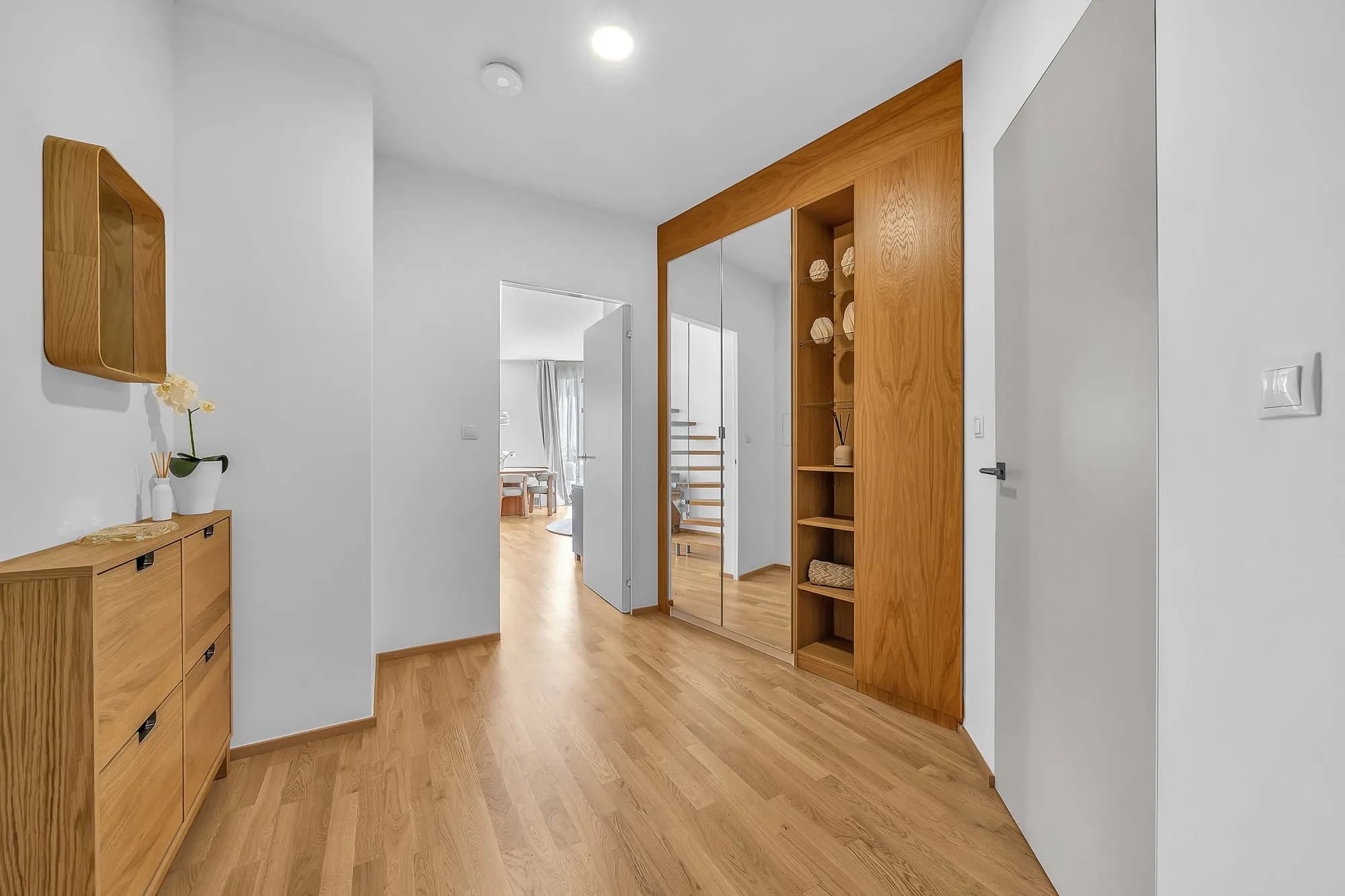 Bubeneč Gardens: Vstupní hala s vestavěnými úložnými prostory