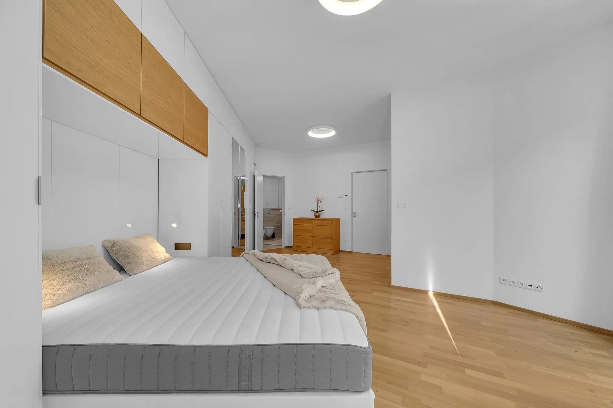 Bubeneč Gardens: Ložnice s vestavěným nábytkem
