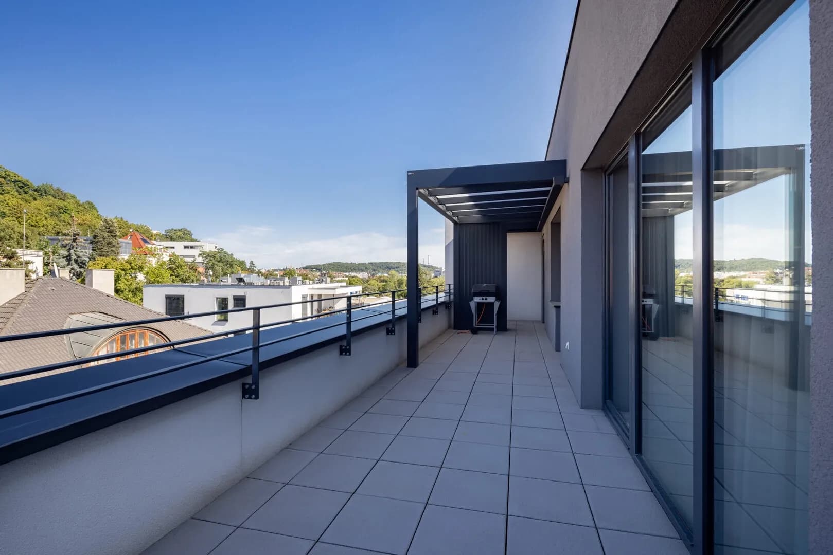 Pronájem moderního bytu 3+kk s terasami – Perucká, Praha 2 – Vinohrady