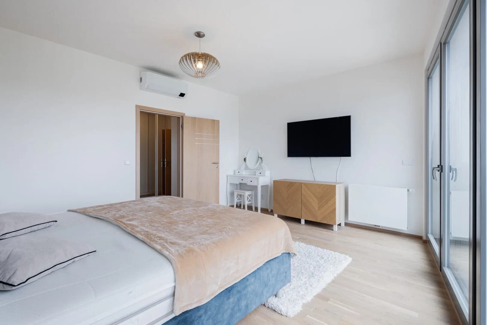 Elegantní 4+kk s lodžií, sklepem a 3 garážovými stáními v rezidenci Port Karolina