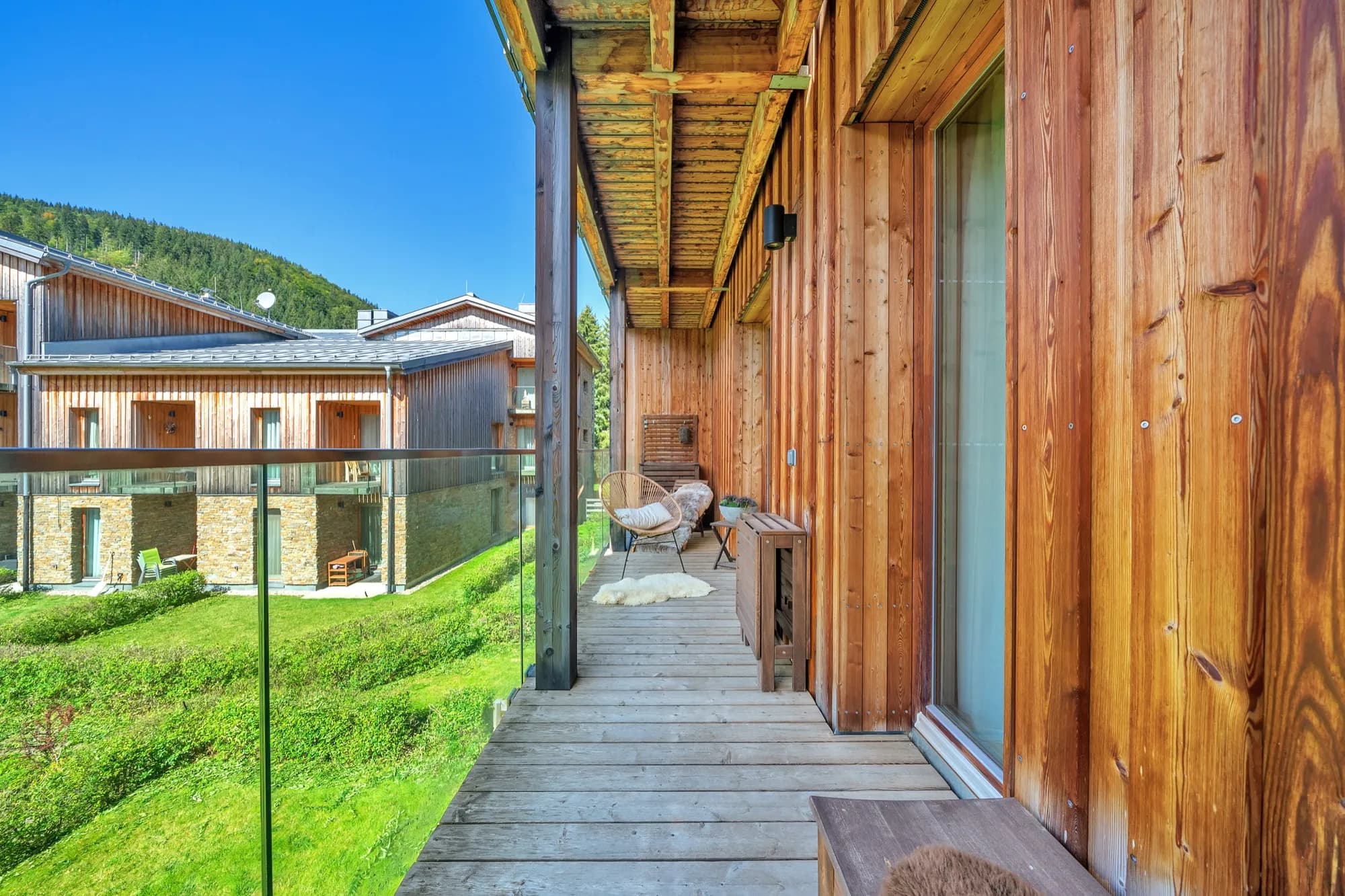 Balkón orientovaný do vnitrobloku, Horský apartmán ve Špindlerově Mlýně