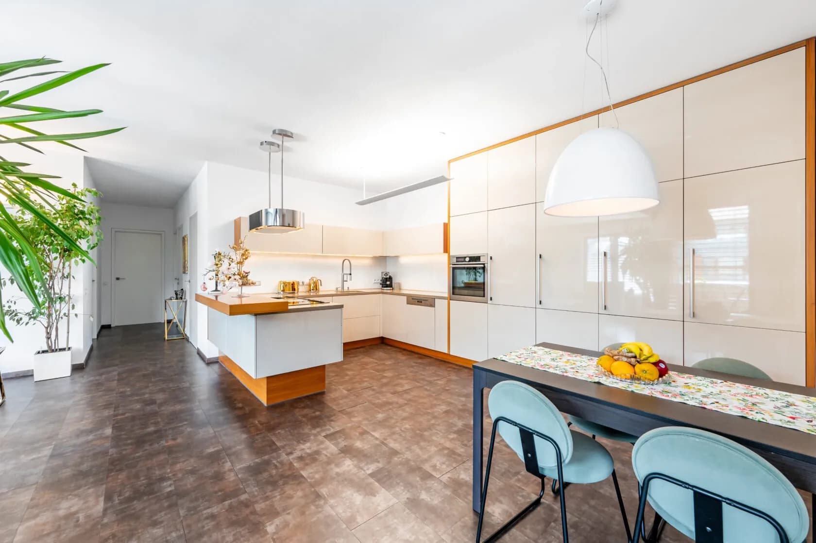 Pronájem prostorného bytu 3+kk s terasou a výhledem na Pražský hrad, River Diamond, Karlín
