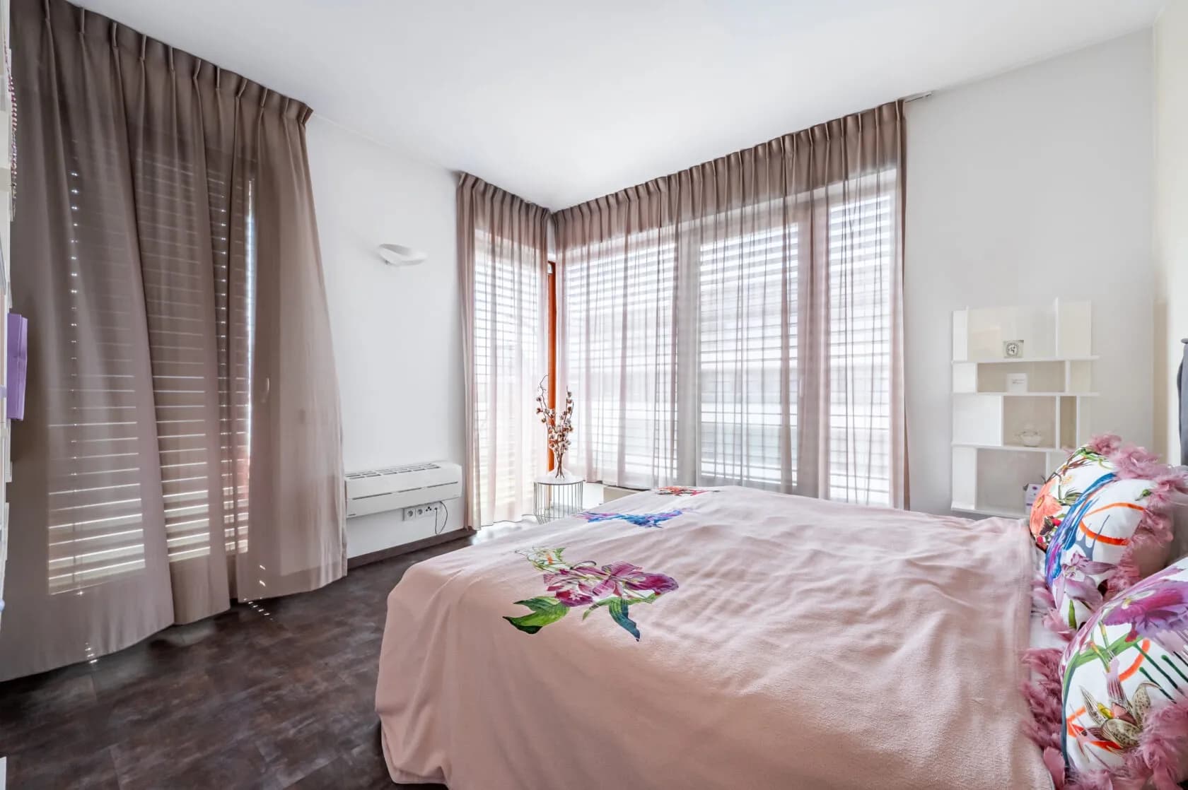 Pronájem prostorného bytu 3+kk s terasou a výhledem na Pražský hrad, River Diamond, Karlín