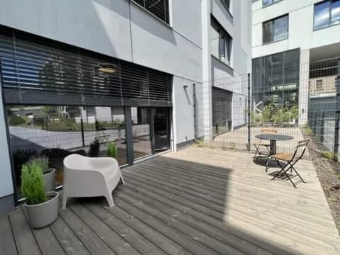 Nabízíme k pronájmu designový byt 1+kk v rezidenci Neugraf s terasou.