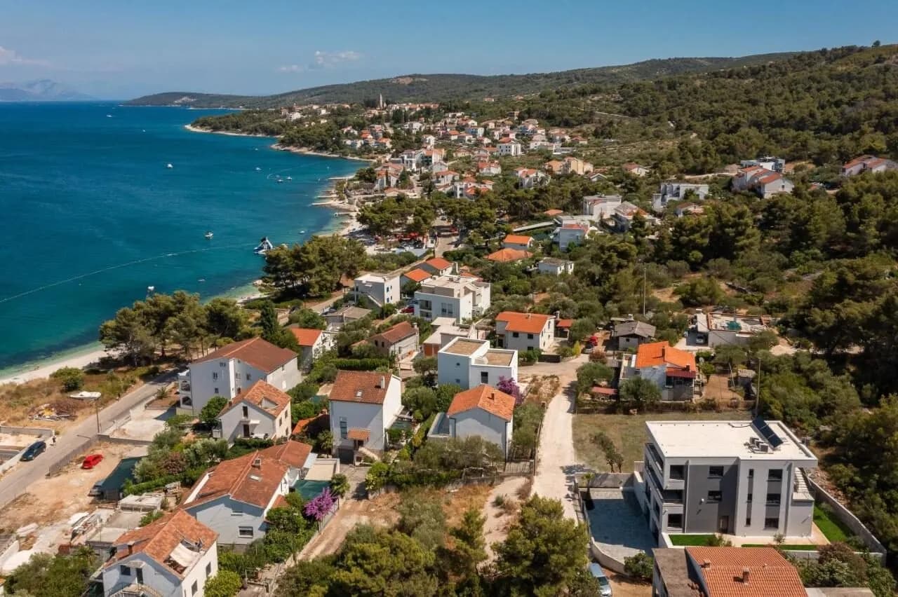 Prodej kompletně zařízeného apartmánu s výhledem na moře
