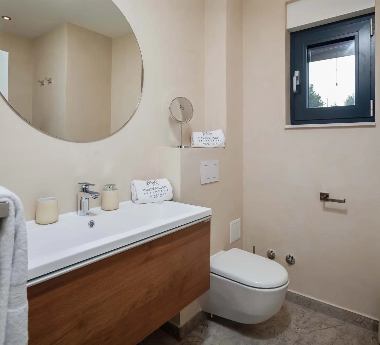 Prodej kompletně zařízeného apartmánu s výhledem na moře
