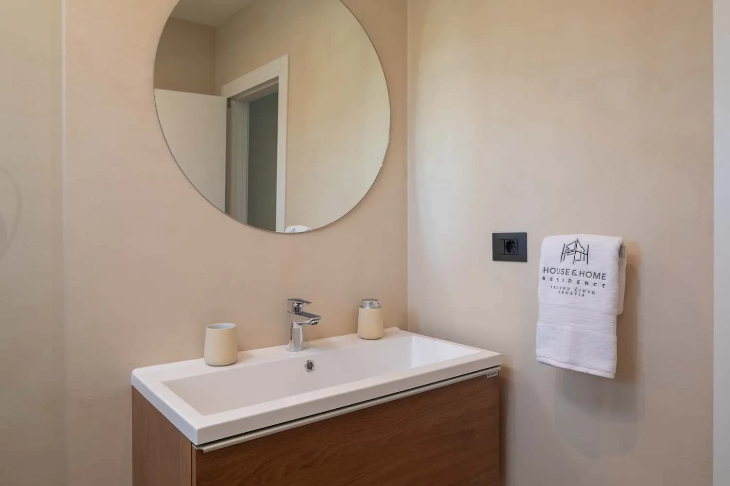 Prodej kompletně zařízeného apartmánu s výhledem na moře