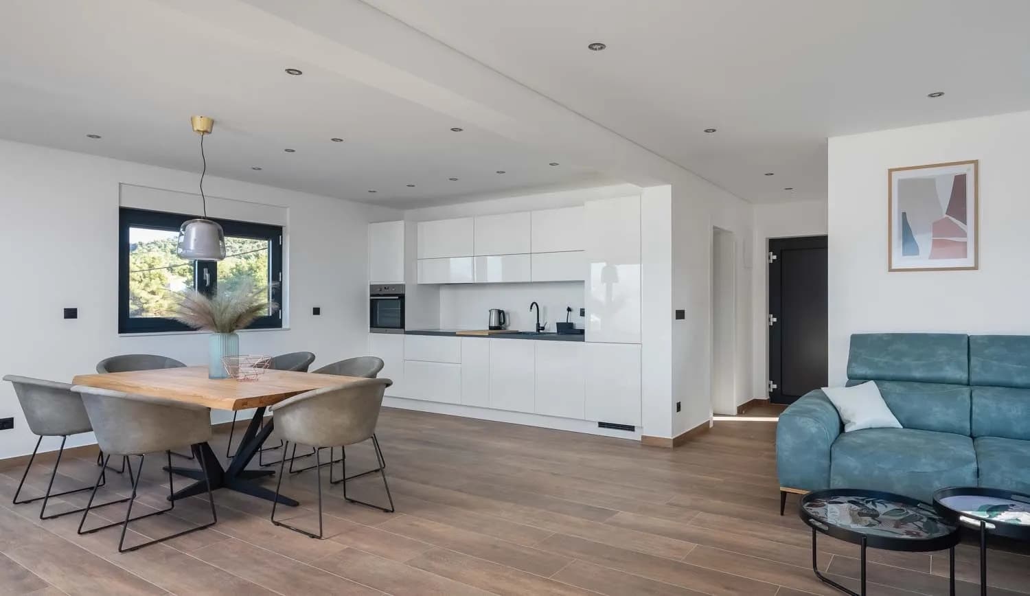 Prodej kompletně zařízeného apartmánu s výhledem na moře