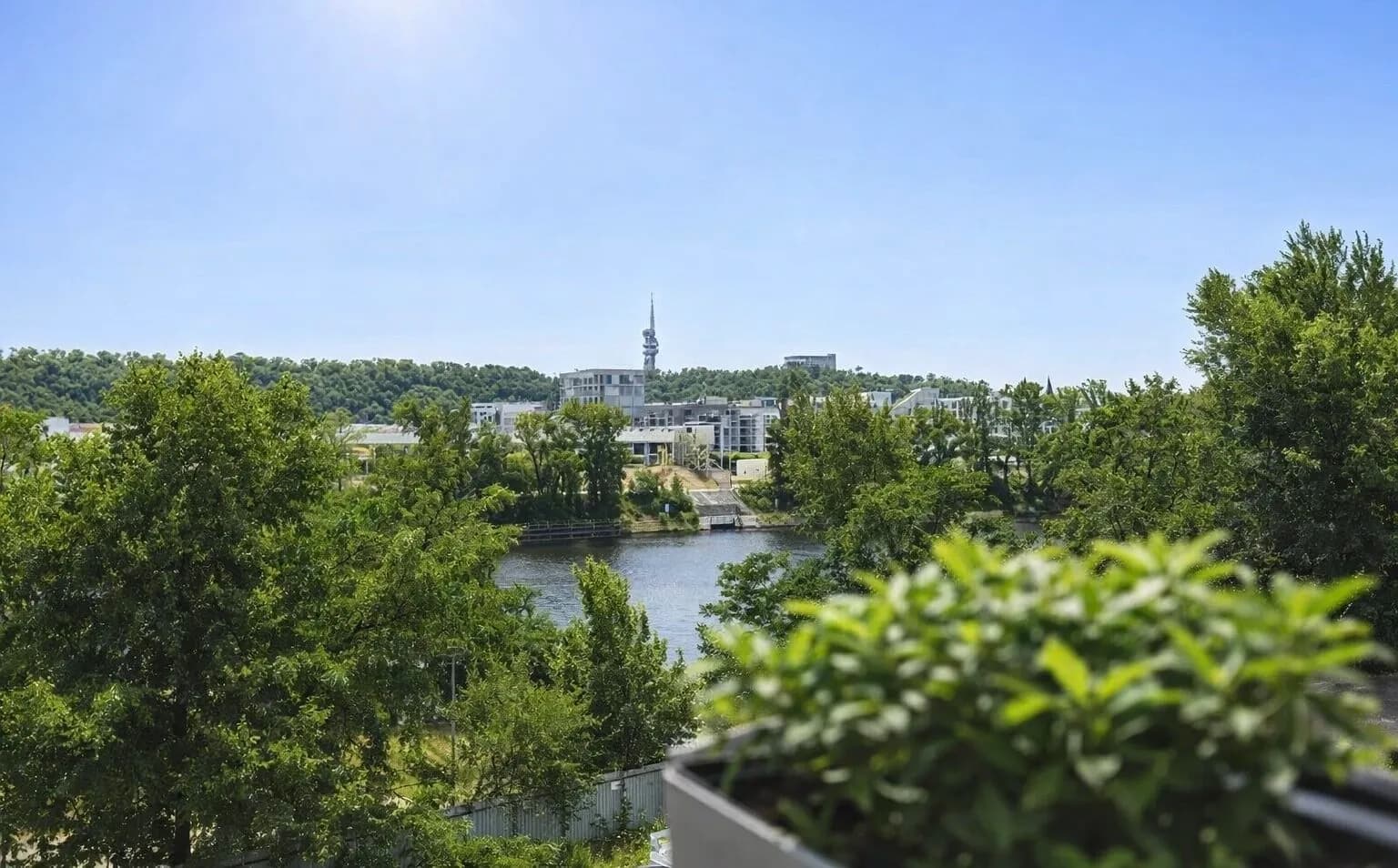 HOLEŠOVICE - Prodej bytu s balkonem, zimní zahradou, garážovým stáním a sklepem