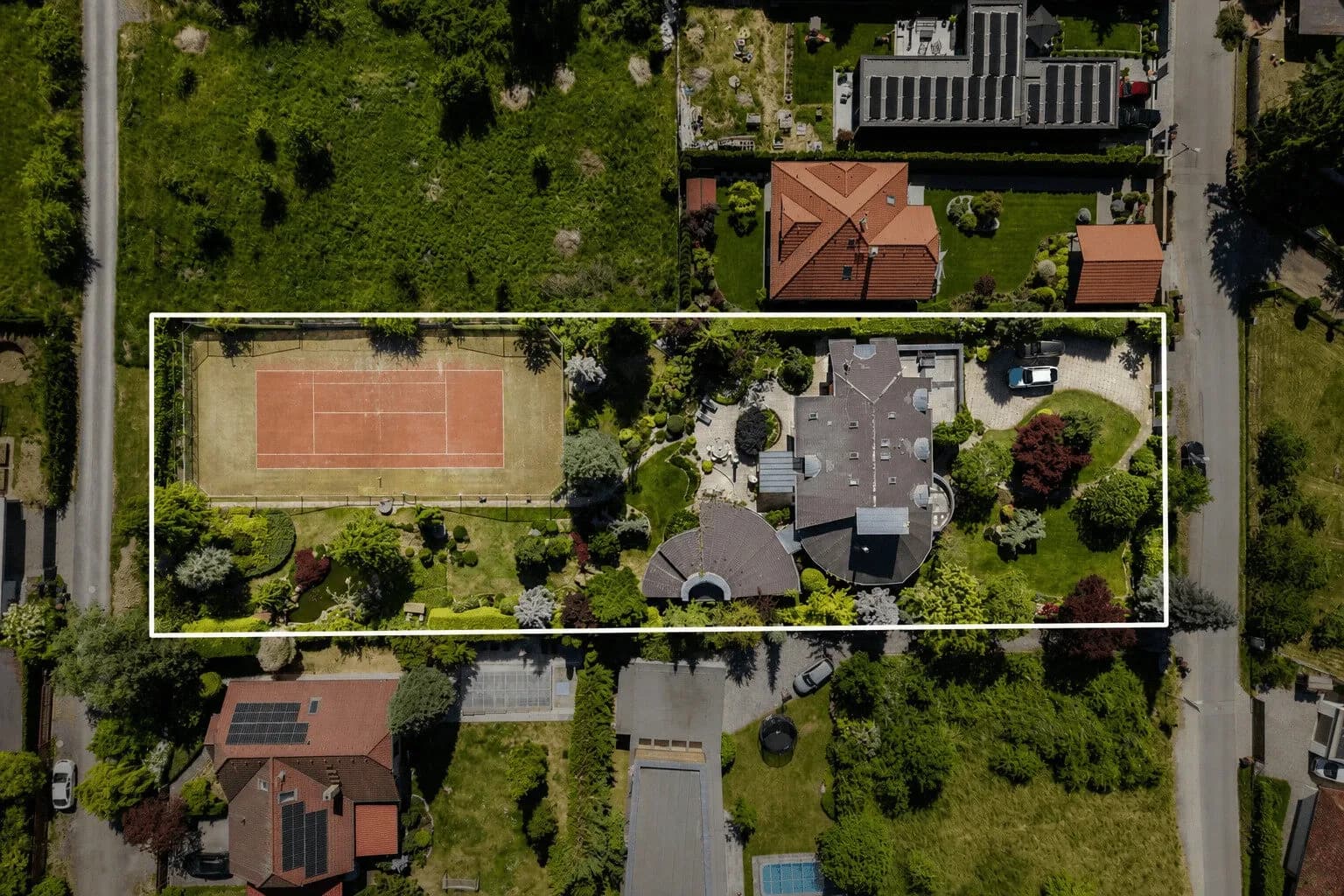 Jedinečná vila Říčany 475 m² s pozemkem 2800 m² a vlastním tenisovým kurtem