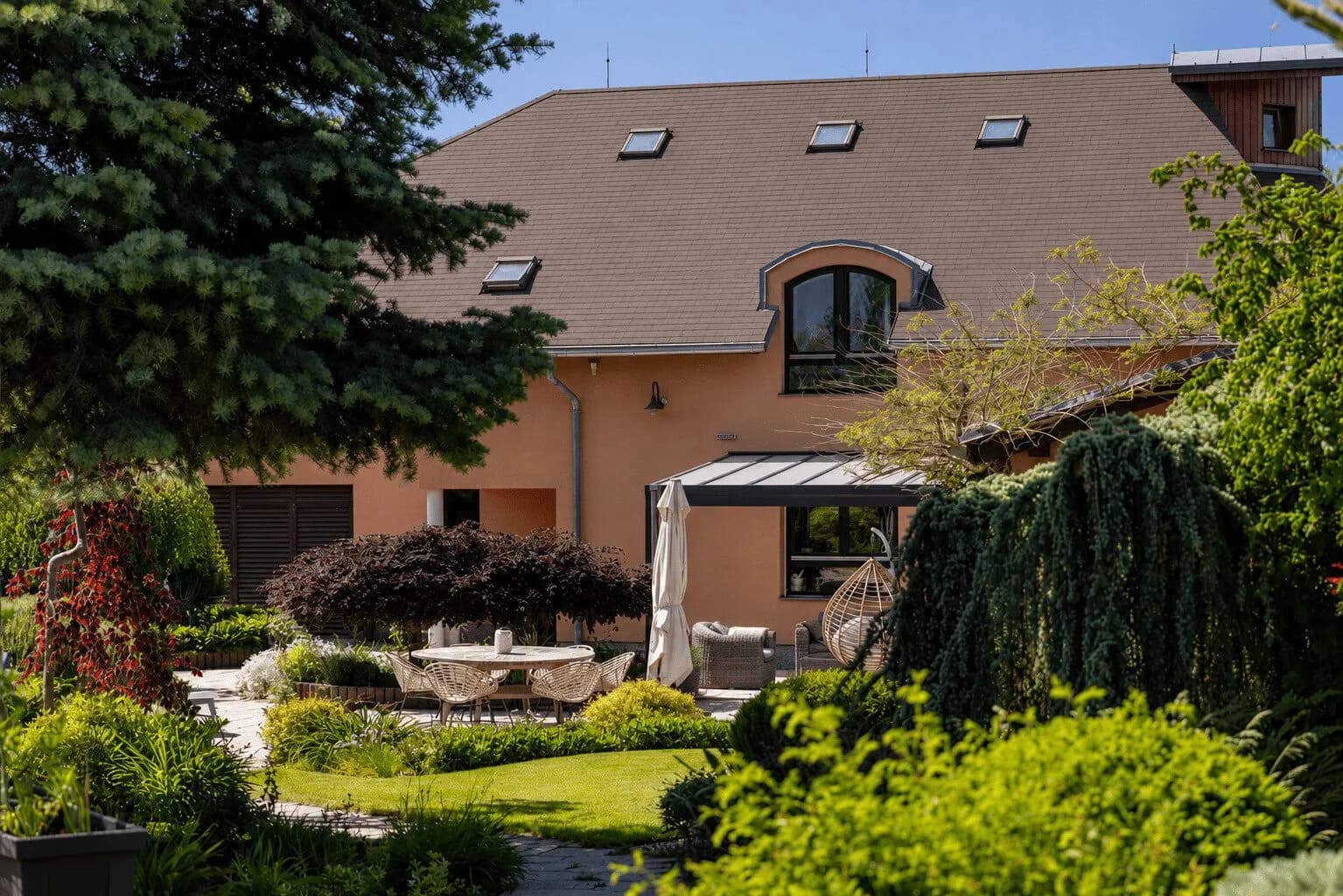 Jedinečná vila Říčany 475 m² s pozemkem 2800 m² a vlastním tenisovým kurtem