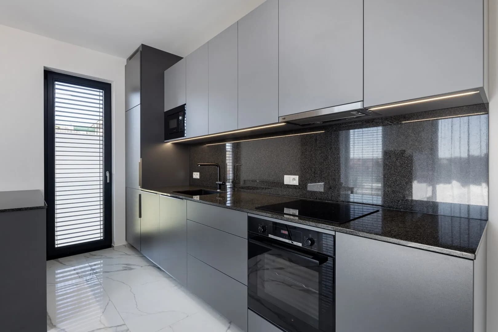 Pronájem moderního bytu 3+kk s terasami – Perucká, Praha 2 – Vinohrady