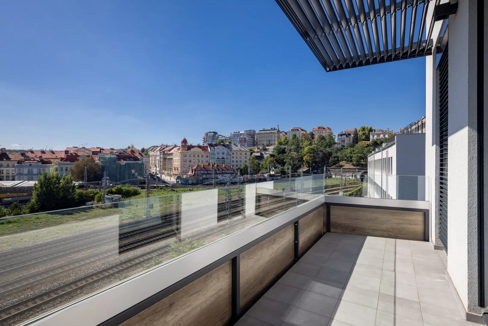 Pronájem moderního bytu 3+kk s terasami – Perucká, Praha 2 – Vinohrady