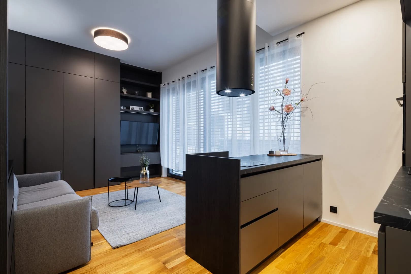 Nabízíme k pronájmu designový byt 1+kk v rezidenci Neugraf s terasou.