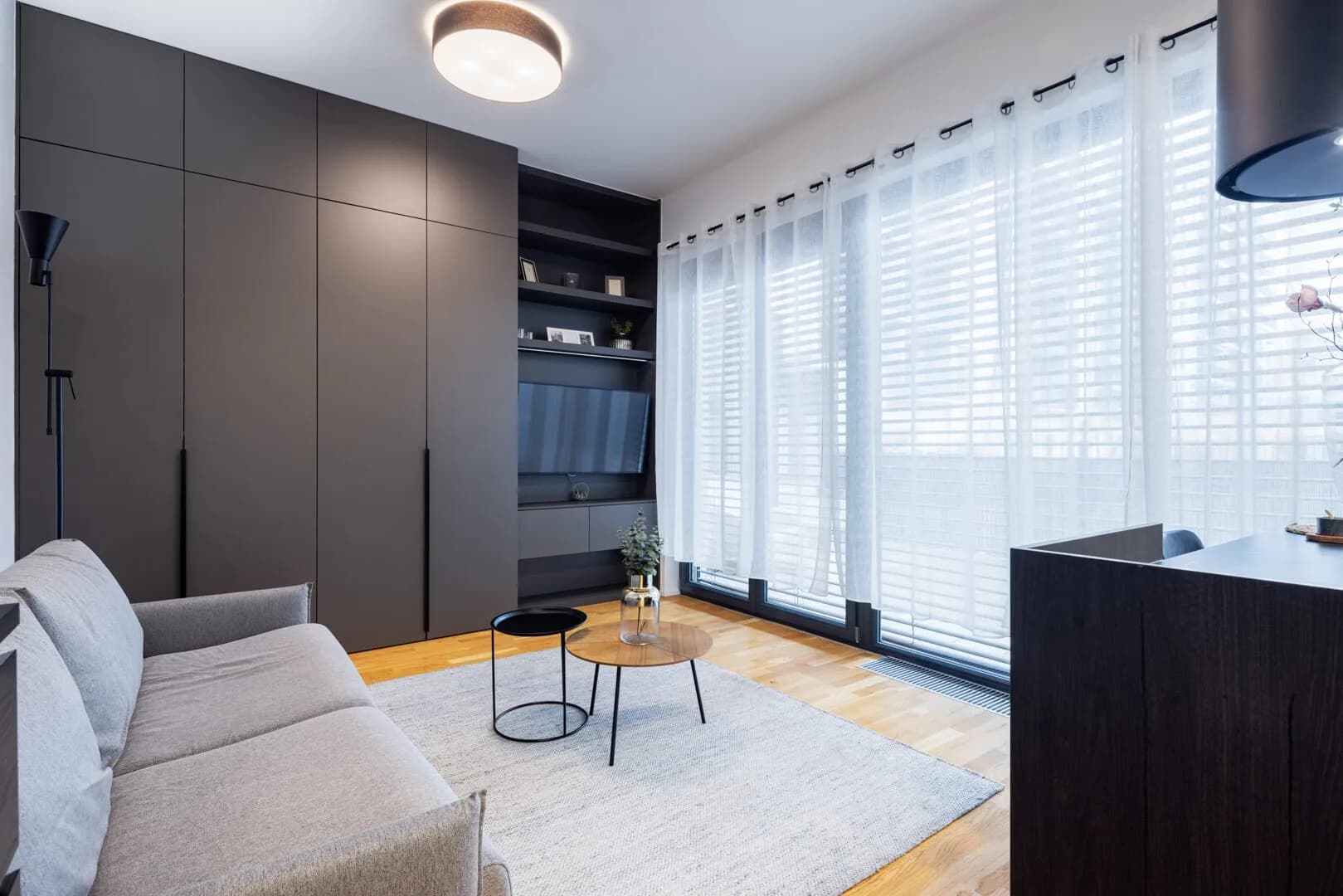 Nabízíme k pronájmu designový byt 1+kk v rezidenci Neugraf s terasou.