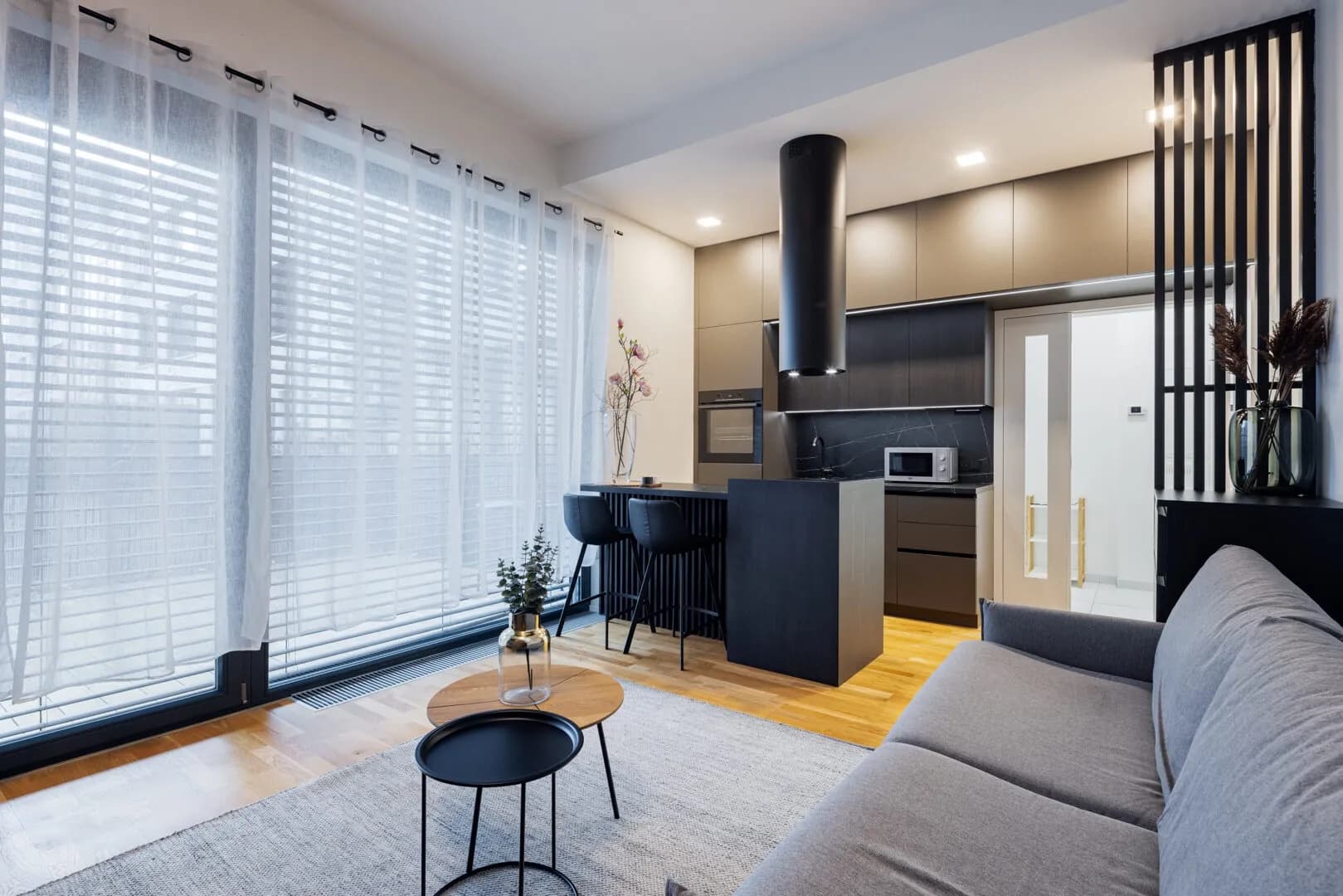 Nabízíme k pronájmu designový byt 1+kk v rezidenci Neugraf s terasou.