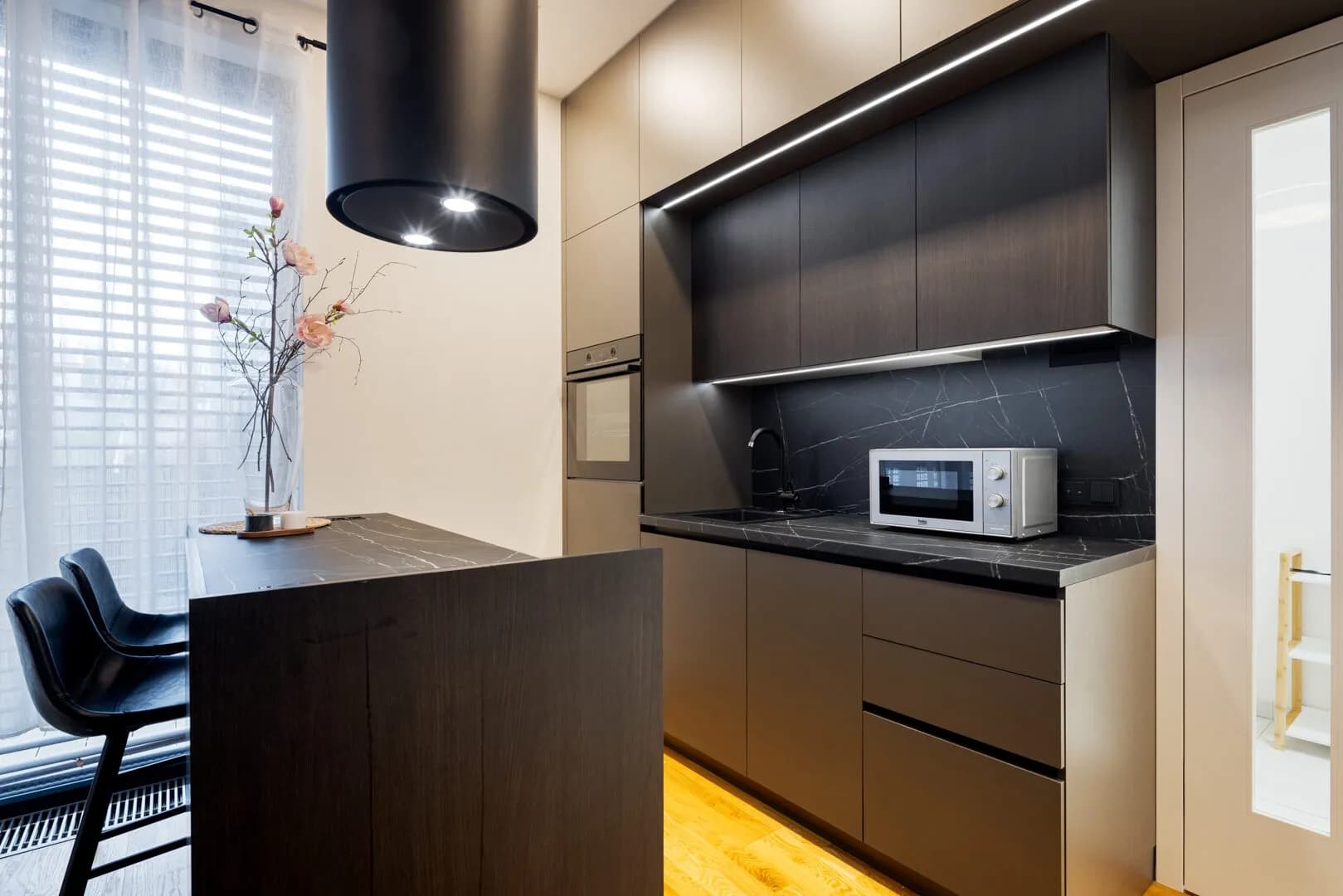 Nabízíme k pronájmu designový byt 1+kk v rezidenci Neugraf s terasou.