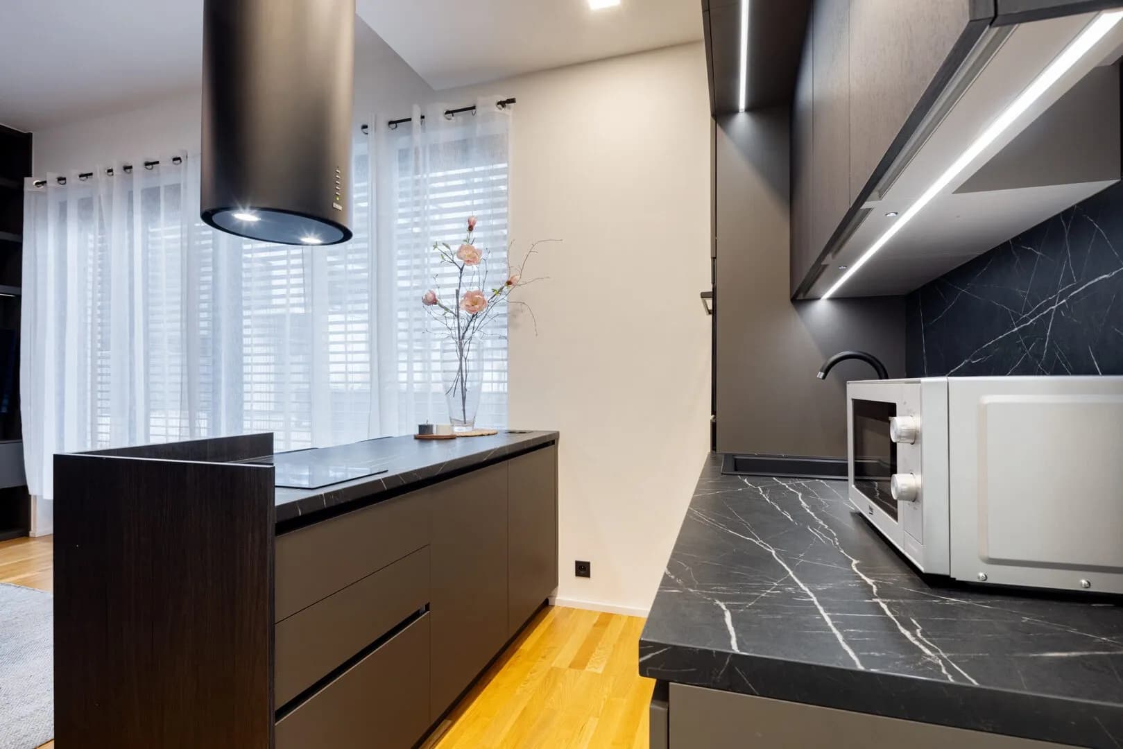 Nabízíme k pronájmu designový byt 1+kk v rezidenci Neugraf s terasou.
