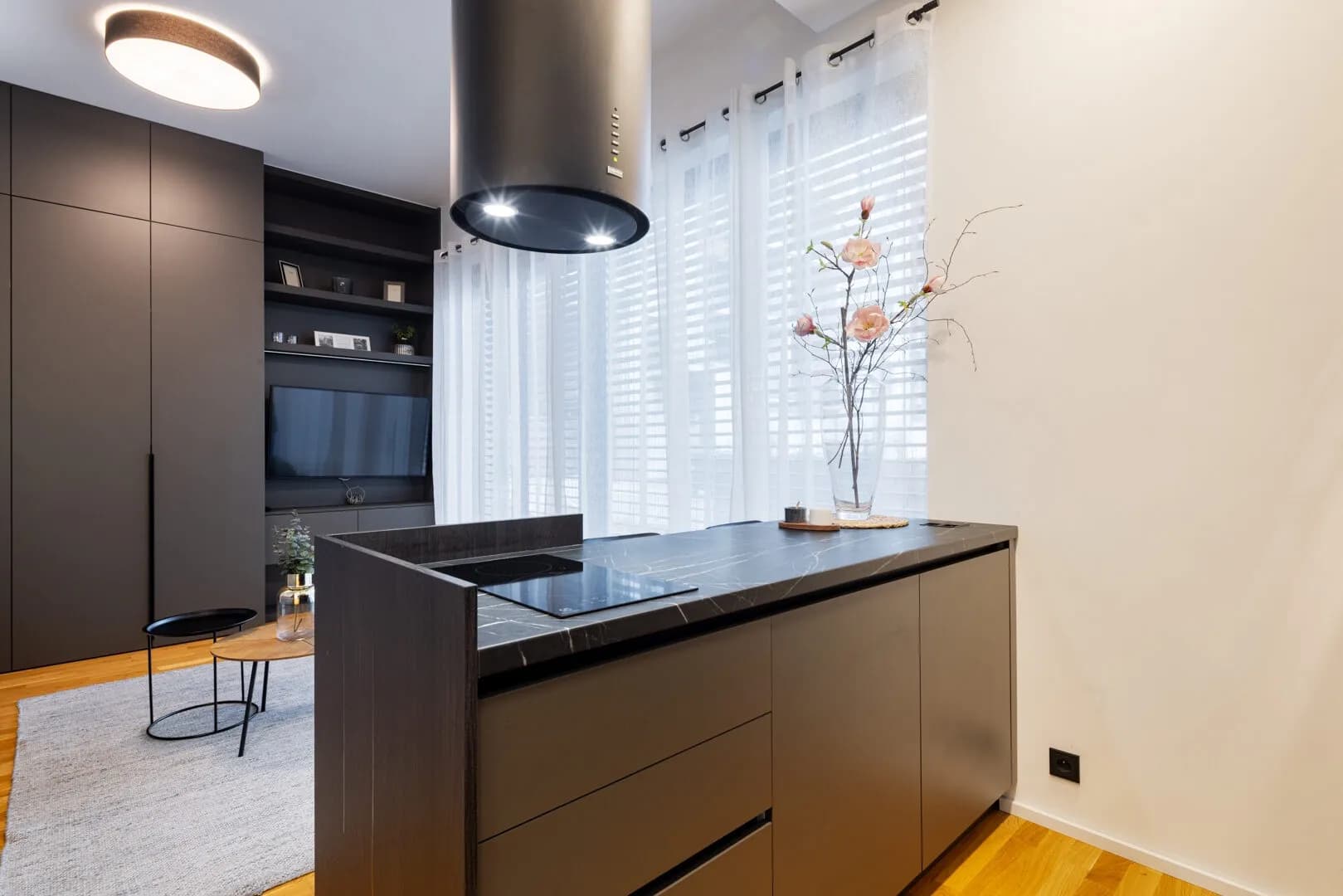 Nabízíme k pronájmu designový byt 1+kk v rezidenci Neugraf s terasou.