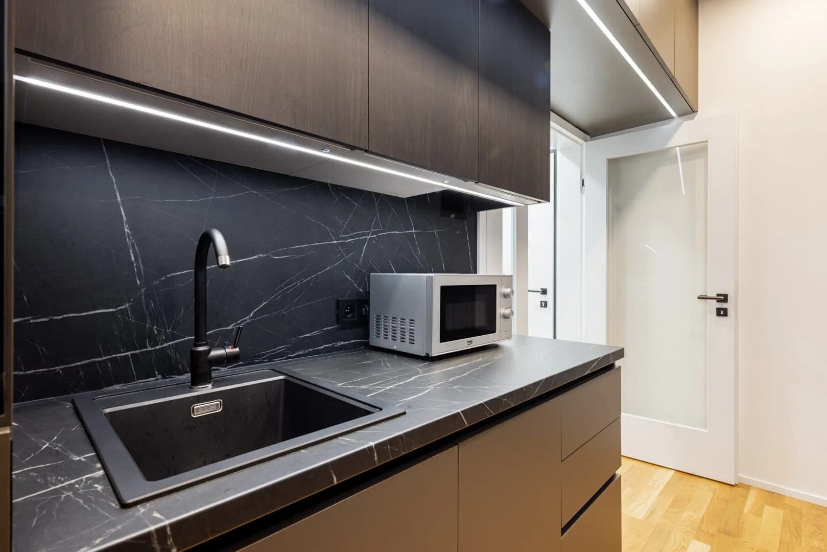 Nabízíme k pronájmu designový byt 1+kk v rezidenci Neugraf s terasou.