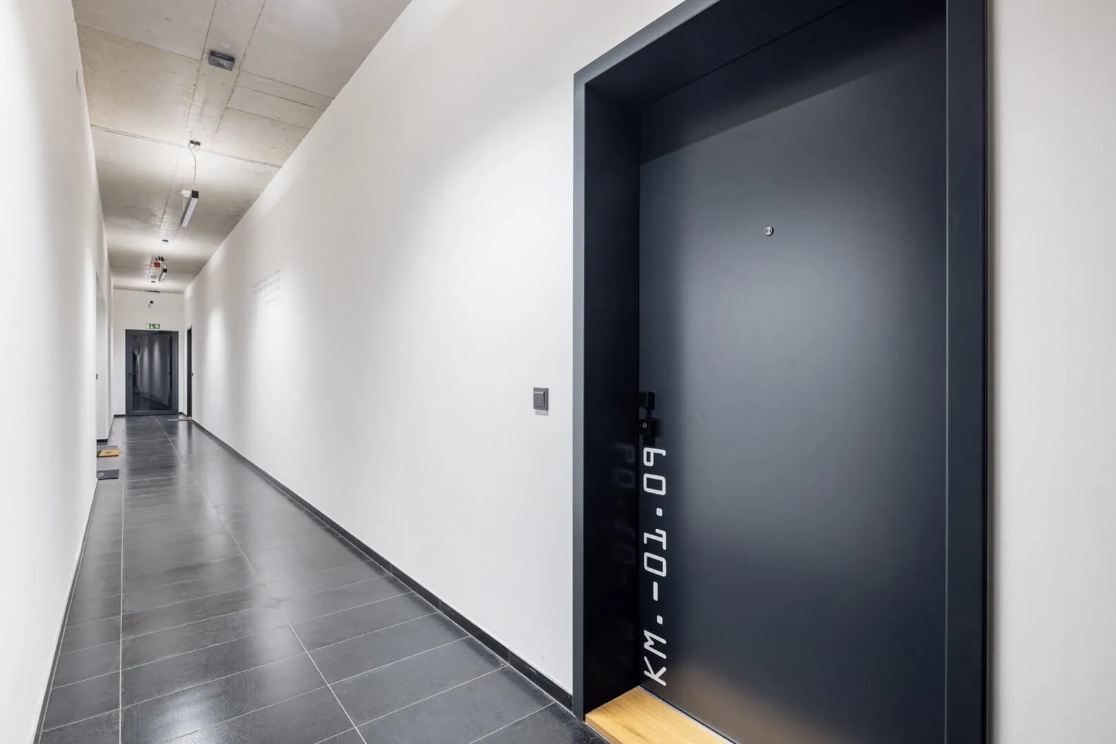 Nabízíme k pronájmu designový byt 1+kk v rezidenci Neugraf s terasou.