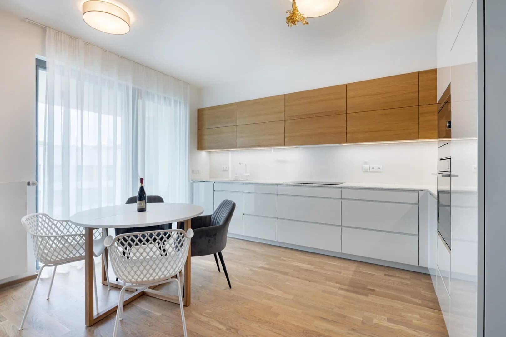 Elegantní 4+kk s lodžií, sklepem a 3 garážovými stáními v rezidenci Port Karolina
