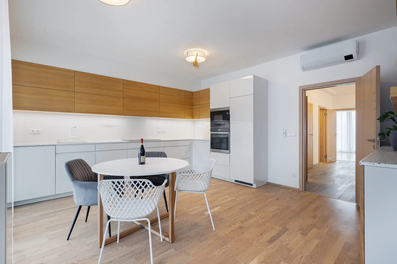 Elegantní 4+kk s lodžií, sklepem a 3 garážovými stáními v rezidenci Port Karolina