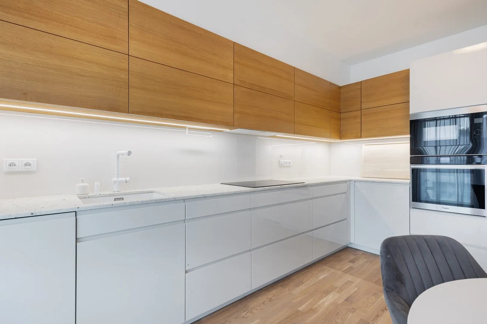 Elegantní 4+kk s lodžií, sklepem a 3 garážovými stáními v rezidenci Port Karolina