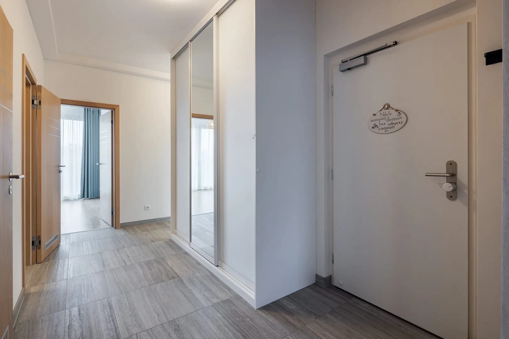 Elegantní 4+kk s lodžií, sklepem a 3 garážovými stáními v rezidenci Port Karolina