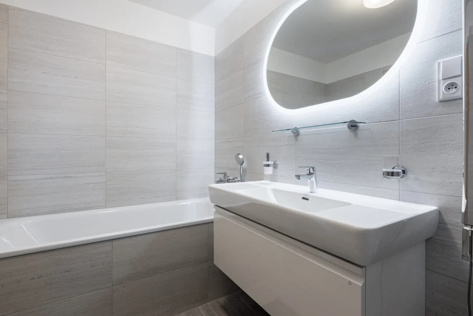 Elegantní 4+kk s lodžií, sklepem a 3 garážovými stáními v rezidenci Port Karolina
