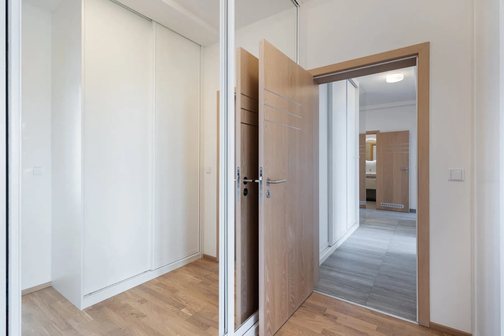 Elegantní 4+kk s lodžií, sklepem a 3 garážovými stáními v rezidenci Port Karolina