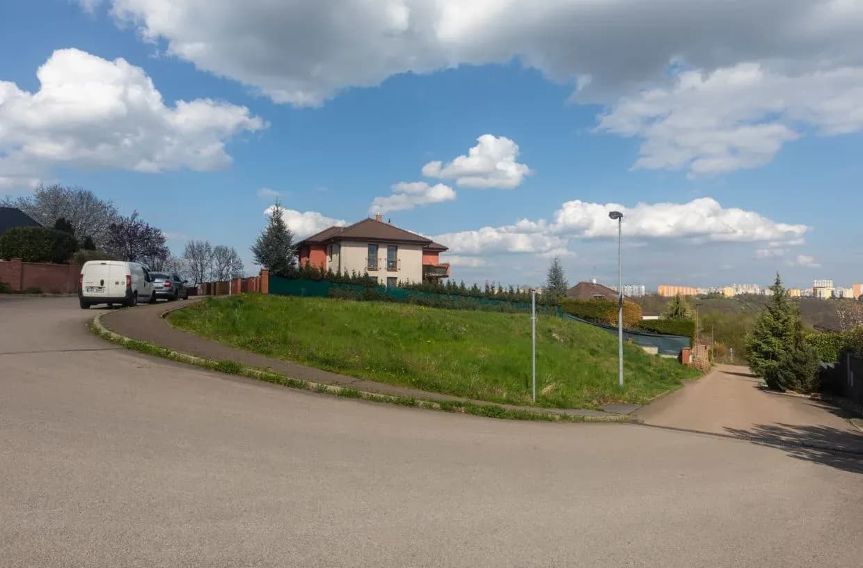 Pozemek na výstavbu rodinného domu v Lysolajích