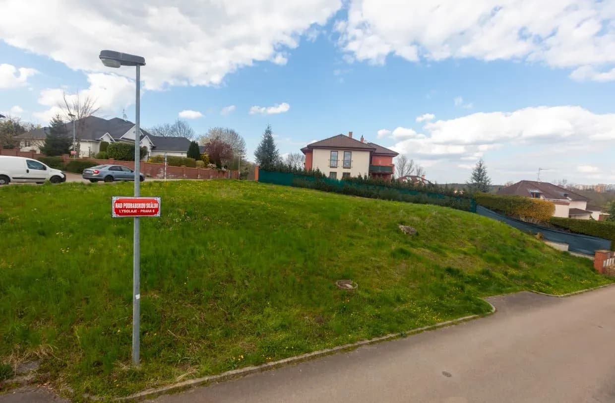 Pozemek na výstavbu rodinného domu v Lysolajích