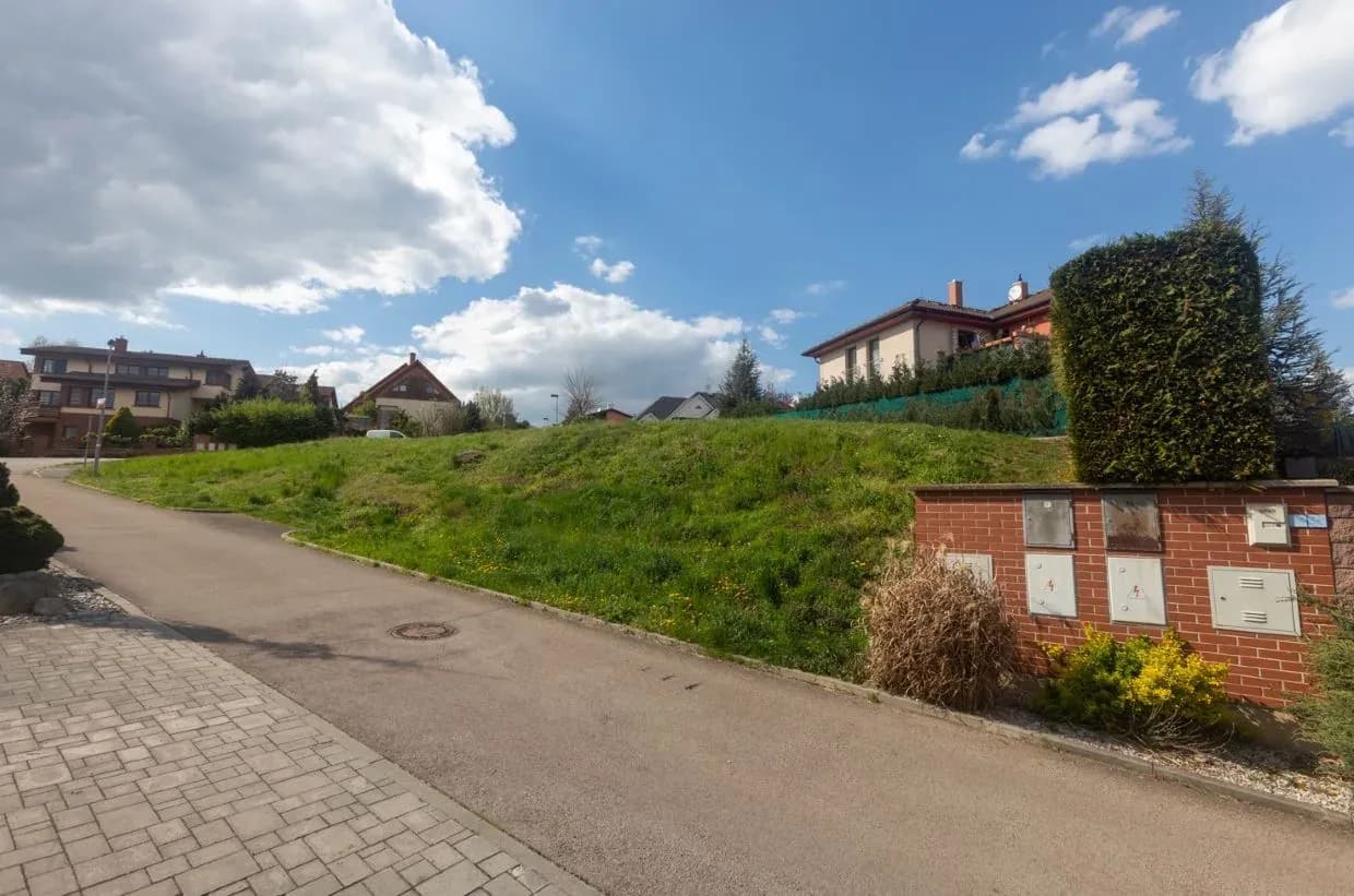 Pozemek na výstavbu rodinného domu v Lysolajích