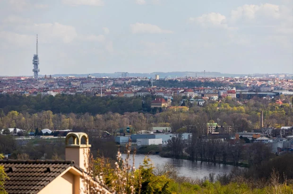 Pozemek na výstavbu rodinného domu v Lysolajích
