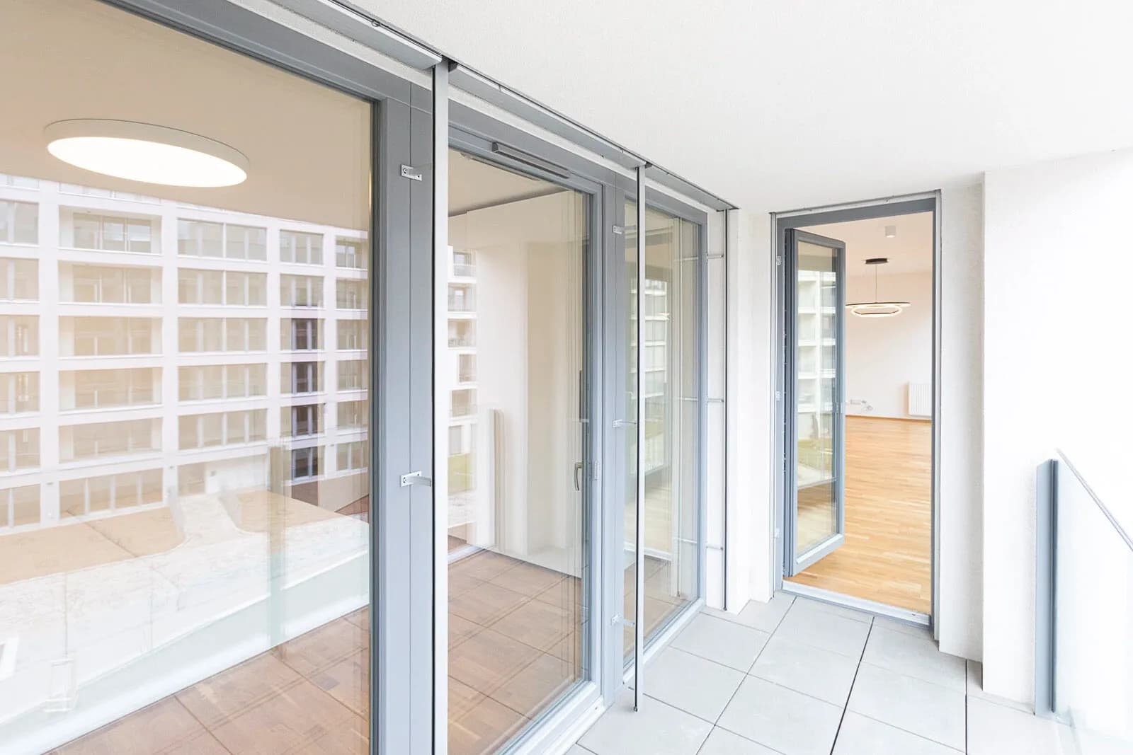 Světlý byt 2+kk (60 m²) s garážovým stáním – Port Karolína, Praha 8 – Karlín