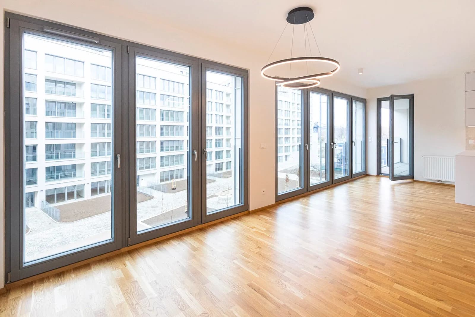 Světlý byt 2+kk (60 m²) s garážovým stáním – Port Karolína, Praha 8 – Karlín