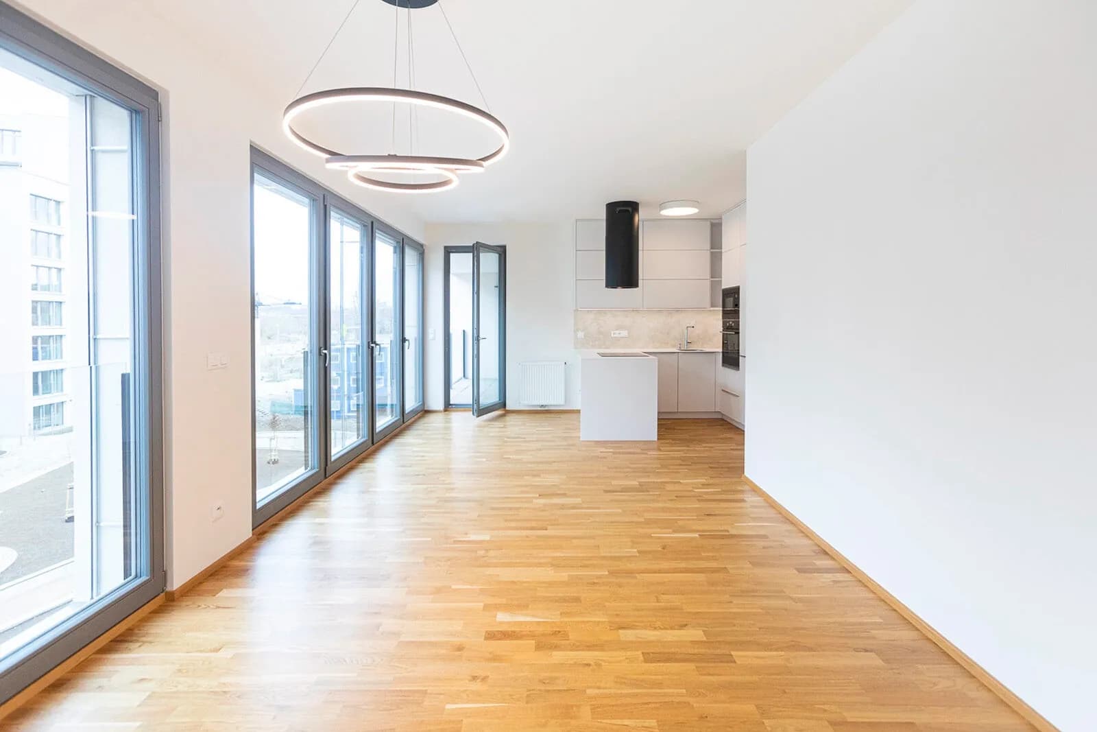 Světlý byt 2+kk (60 m²) s garážovým stáním – Port Karolína, Praha 8 – Karlín