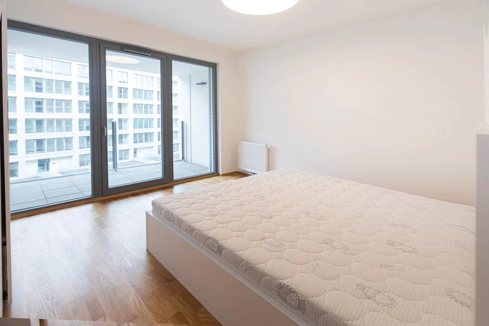 Světlý byt 2+kk (60 m²) s garážovým stáním – Port Karolína, Praha 8 – Karlín