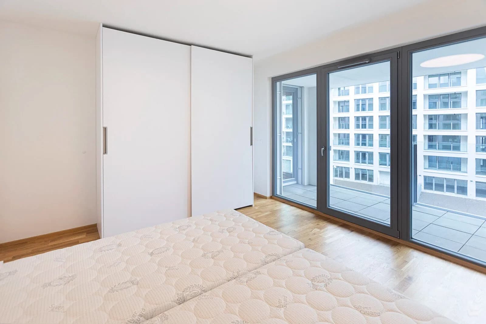 Světlý byt 2+kk (60 m²) s garážovým stáním – Port Karolína, Praha 8 – Karlín