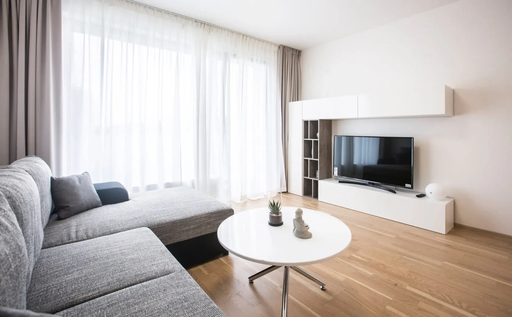 Moderní byt 2+kk k pronájmu – Rezidence Karlín Park, Invalidovna