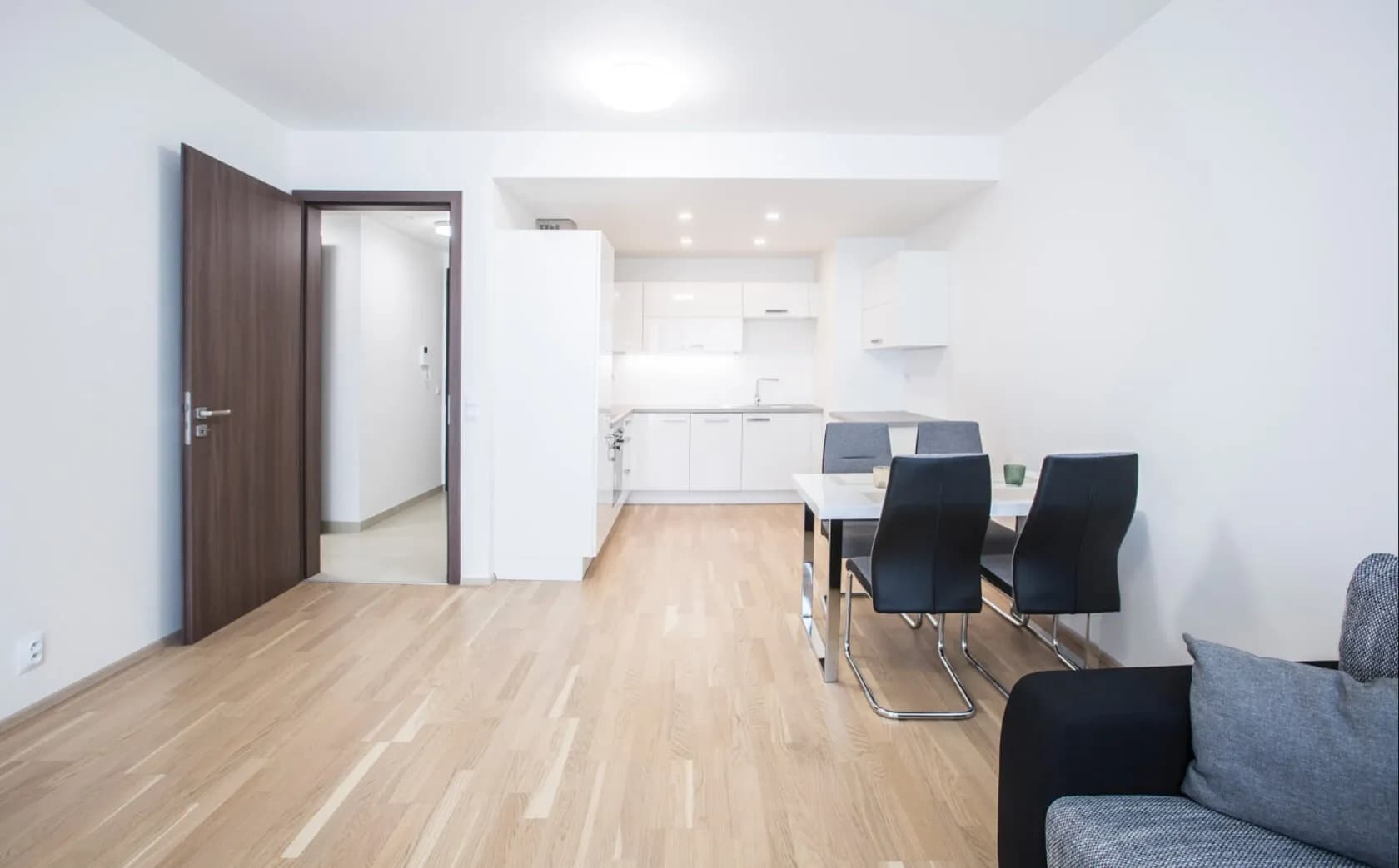 Moderní byt 2+kk k pronájmu – Rezidence Karlín Park, Invalidovna