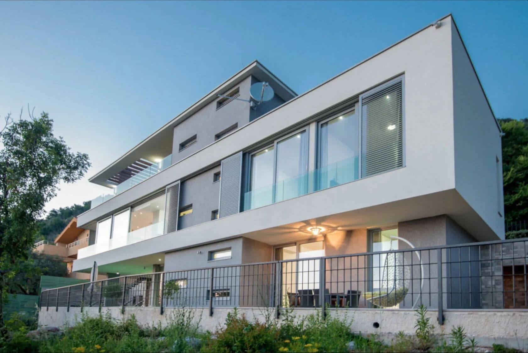 Moderní vila s bazénem a výhledem na moře, Kavač