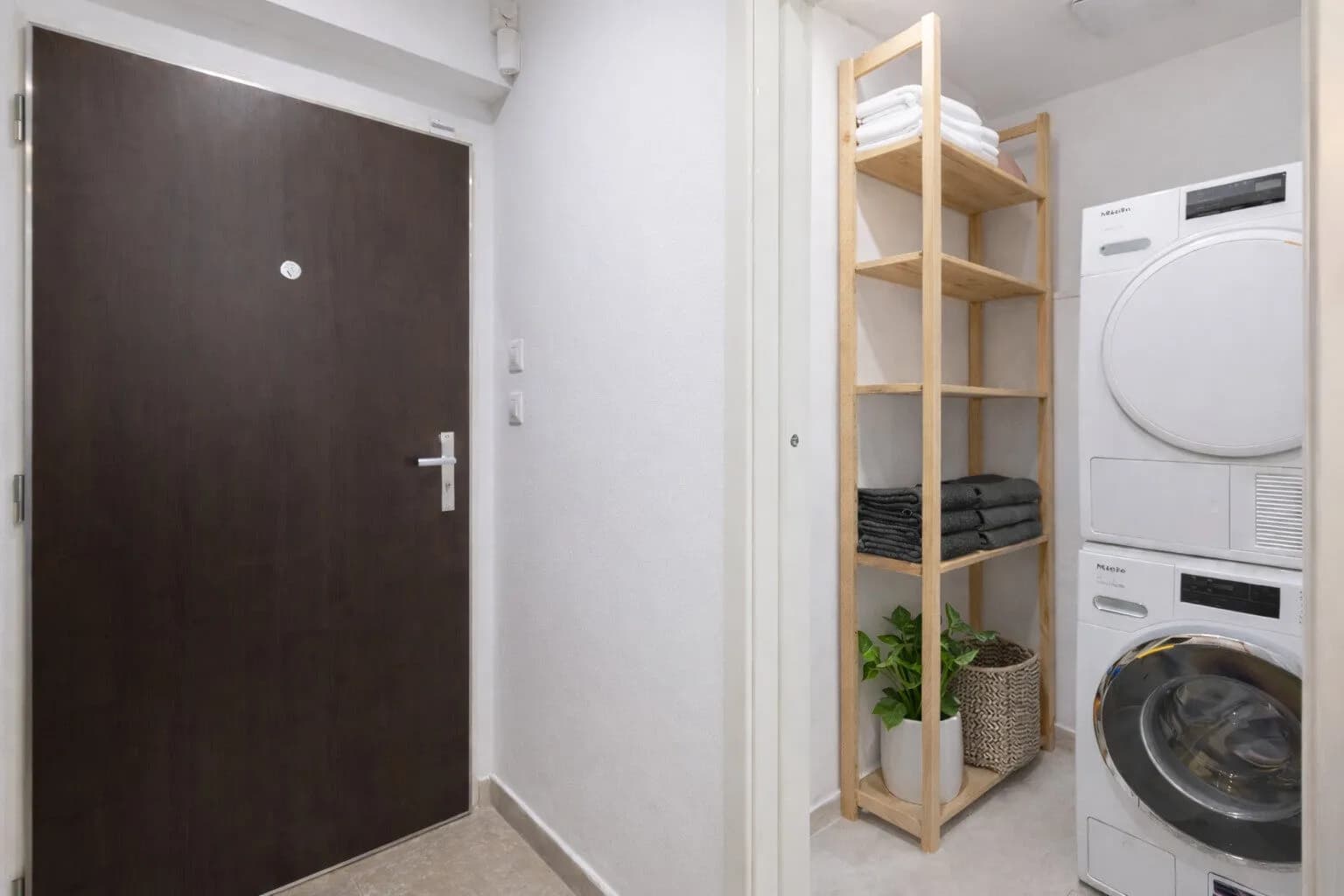 HOLEŠOVICE - Prodej bytu s balkonem, zimní zahradou, garážovým stáním a sklepem