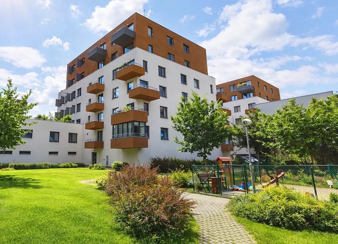 HOLEŠOVICE - Prodej bytu s balkonem, zimní zahradou, garážovým stáním a sklepem