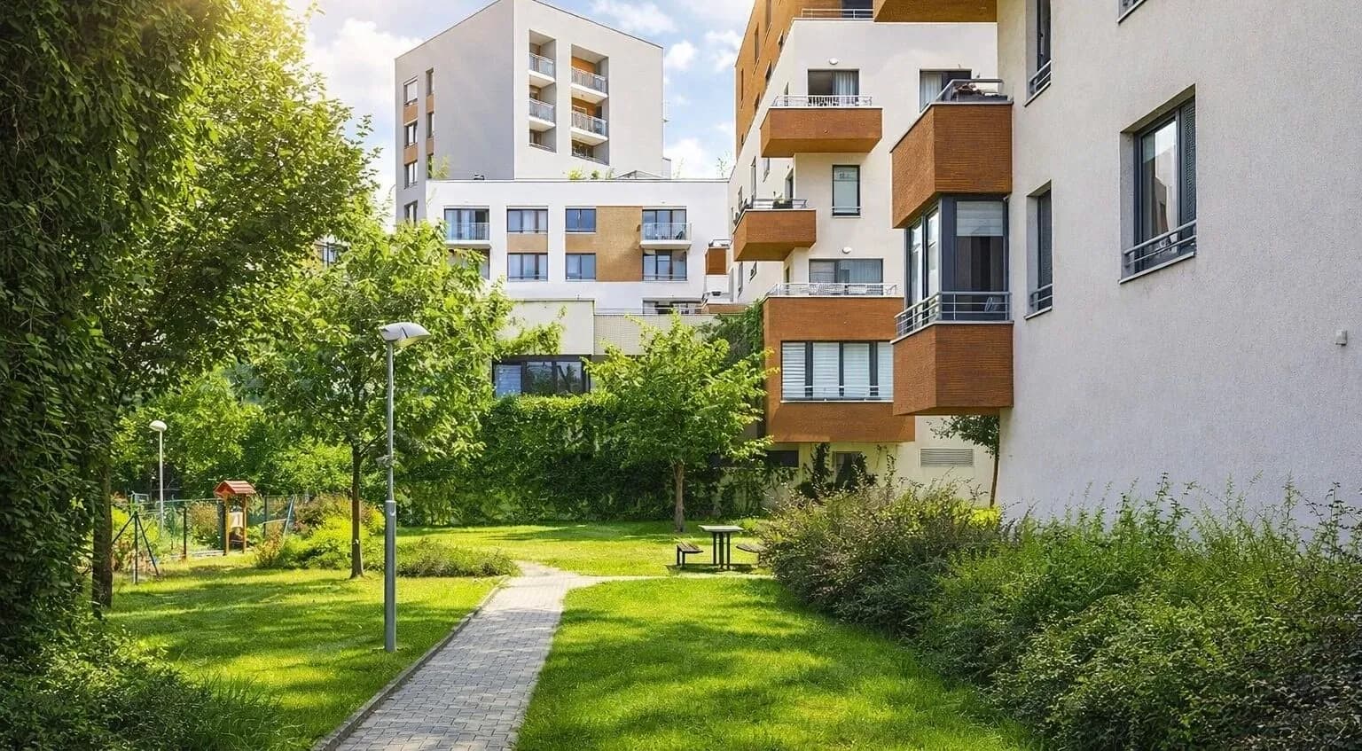HOLEŠOVICE - Prodej bytu s balkonem, zimní zahradou, garážovým stáním a sklepem