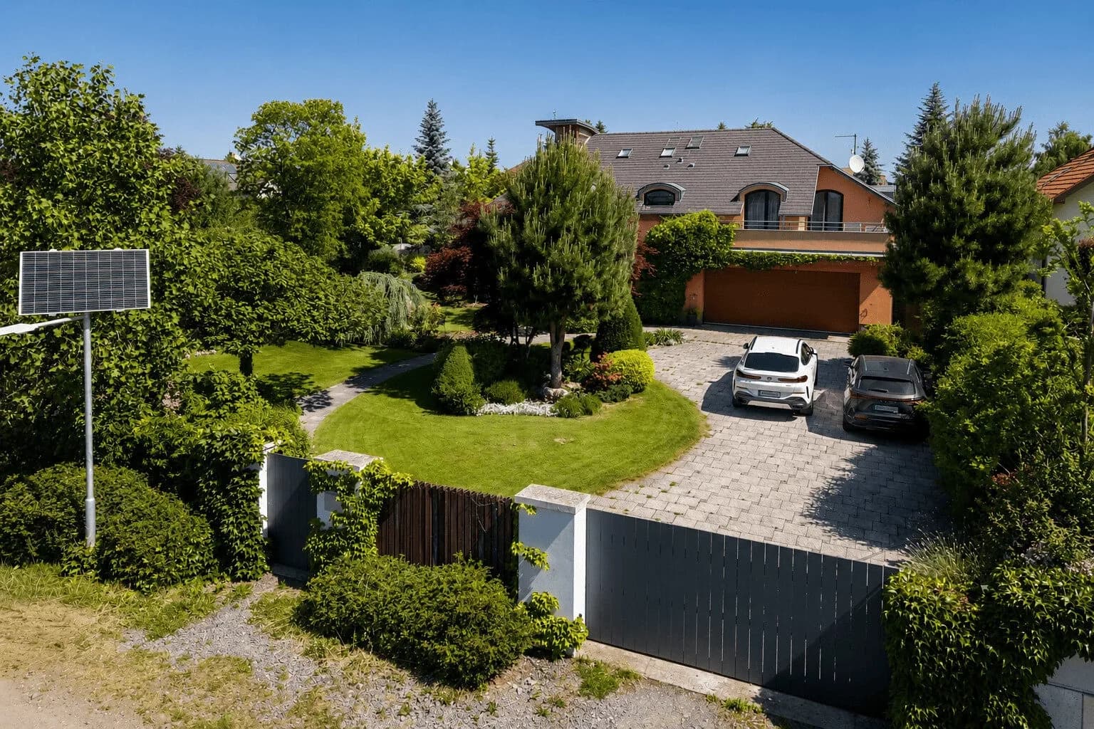 Jedinečná vila Říčany 475 m² s pozemkem 2800 m² a vlastním tenisovým kurtem
