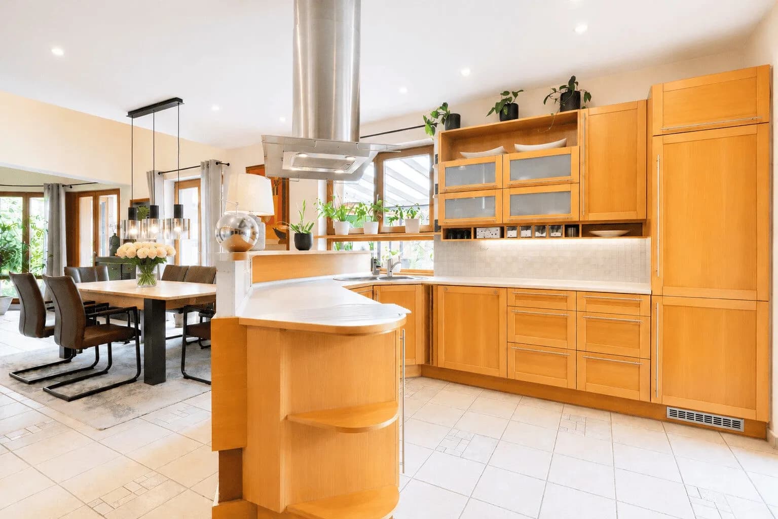 Jedinečná vila Říčany 475 m² s pozemkem 2800 m² a vlastním tenisovým kurtem