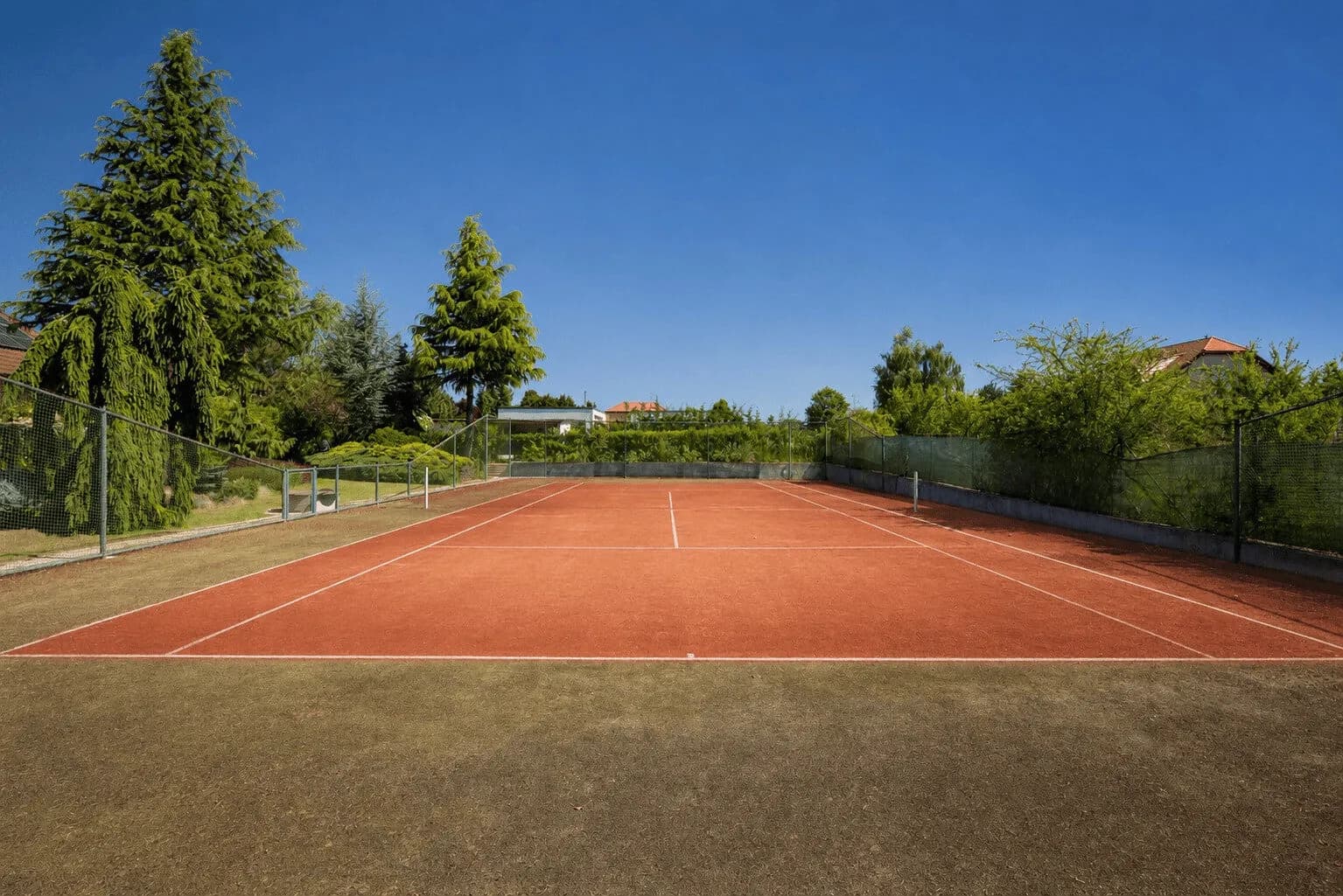 Jedinečná vila Říčany 475 m² s pozemkem 2800 m² a vlastním tenisovým kurtem